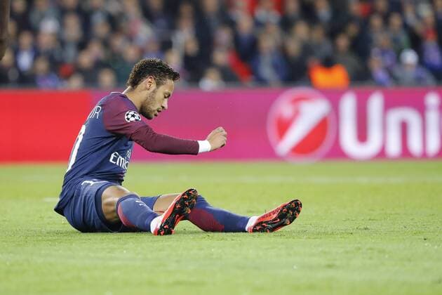 Neymar da Silva Santos Junior Neymar Jr PSG au sol suite au retourne loupe FOOTBALL PARIS SG v ANDERLECHT UEFA CHAMPIONS LEAGUE 31 10 2017 StephaneAllaman Panoramic 