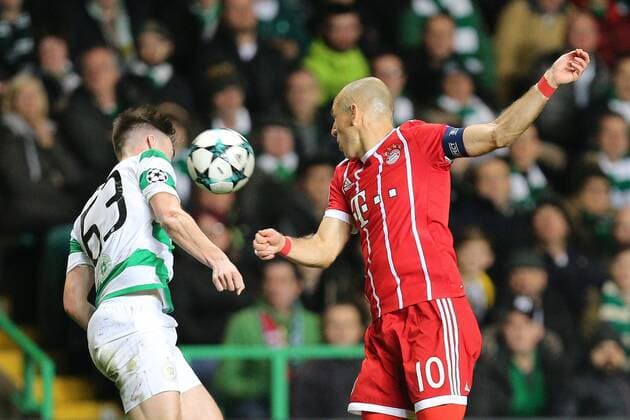 l-r: im Zweikampf, Aktion, Kopfballduell mit Kieran Tierney 63 (Celtic Glasgow) und Arjen Robben 10 (FC Bayern Muenchen), Celtic Glasgow vs. FC Bayern Muenchen, Fussball, Vorrunde, Champions League, 31.10.2017 Glasgow Glasgow Schottland