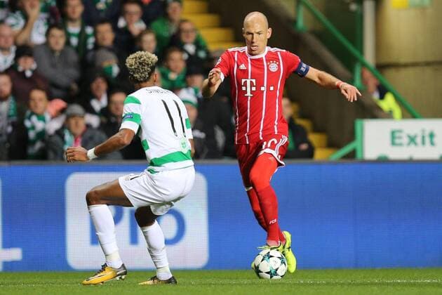 l-r: im Zweikampf, Aktion, mit Scott Sinclair 11 (Celtic Glasgow) und Arjen Robben 10 (FC Bayern Muenchen), Celtic Glasgow vs. FC Bayern Muenchen, Fussball, Vorrunde, Champions League, 31.10.2017 Glasgow Glasgow Schottland