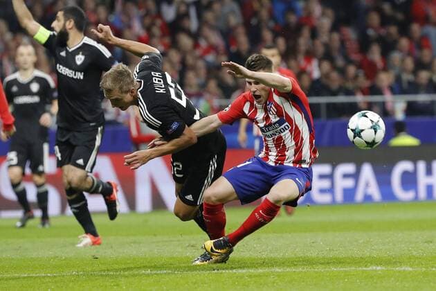 Atletico de Madrid s French striker Kevin Gameiro (R) and Qarabag s Polish defender Jakub Rzezniczak vie for the ball during the UEFA Champions League groups phase match between Atletico de Madrid and Qarabag at the Wanda Metropolitano stadium in Madrid, Spain, 31 October 2017. Atletico de Madrid vs. Qarabag !ACHTUNG: NUR REDAKTIONELLE NUTZUNG!  Copyright: xJuanxCarlosxHidalgox MAD018 20171031-636450826561151195