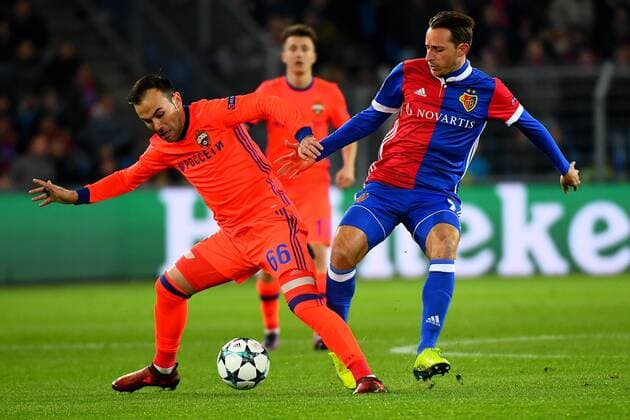 Bilder des Tages - SPORT 31st October 2017, St Jakob-Park, Basel, Switzerland; UEFA Champions League, FC Basel versus CSKA Moscow; Luca Zuffi of FC Basel challenges Bibras Natkho of CSKA Moscow for the ball  ActionPlus11946660