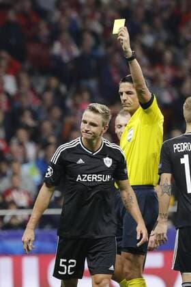 Referee Deniz Aytekin gives Qarabag s Polish defender Jakub Rzezniczak a yellow card during the UEFA Champions League groups phase match between Atletico de Madrid and Qarabag at the Wanda Metropolitano stadium in Madrid, Spain, 31 October 2017. Atletico de Madrid vs. Qarabag !ACHTUNG: NUR REDAKTIONELLE NUTZUNG!  Copyright: xJuanxCarlosxHidalgox MAD026 20171031-636450834756767195