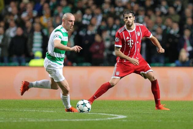 l-r: im Zweikampf, Aktion, mit Scott Brown 8 (Celtic Glasgow) und Javi Martinez 8 (FC Bayern Muenchen), Celtic Glasgow vs. FC Bayern Muenchen, Fussball, Vorrunde, Champions League, 31.10.2017 Glasgow Glasgow Schottland