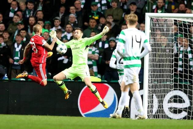 Themen der Woche - SPORT Bilder des Tages - SPORT Arturo Vidal (FC Bayern Muenchen 23) Craig Gordon ( Celtic Glasgow 1 ) Stuart Armstrong ( Celtic Glasgow 14 ), Celtic Glasgow vs FC Bayern Muenchen, Champions League, Fussball, 31.10.2017, Glasgow Copyright: xLanger Eibner-Pressefotox EP_HLR