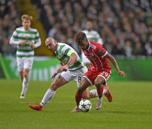 31.10.2017, Fussball UEFA Champions League 2017 2018, Gruppenphase, 4.Spieltag, Celtic Glasgow - FC Bayern München, im Celtic-Park Stadion Glasgow, Schottland. v.li: Scott Brown (Celtic Glasgow) gegen Kingsley Coman (Bayern München).
