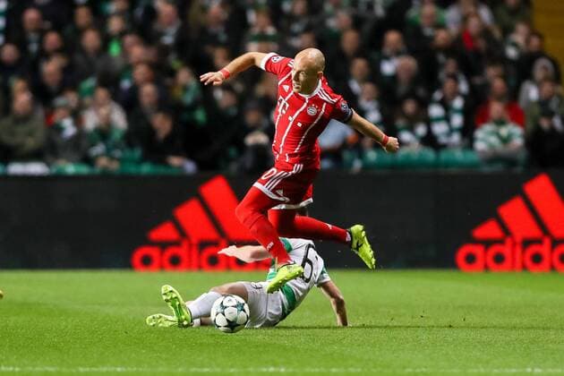 Bilder des Tages - SPORT Glasgow, Scotland 31.10.2017, UEFA Champions League - 2017 18 Season, Gruppenphase - Gruppe B -4. Spieltag, Celtic Glasgow - FC Bayern Muenchen, Arjen Robben (FCB) und Kieran Tierney (CFC) im Zweikampf ( DeFodi048