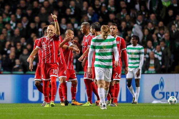 Themen der Woche - SPORT Bilder des Tages - SPORT Glasgow, Scotland 31.10.2017, UEFA Champions League - 2017 18 Season, Gruppenphase - Gruppe B -4. Spieltag, Celtic Glasgow - FC Bayern Muenchen, Tor zum 0:1 Torschuetze Kingsley Coman (FCB) wird bejubelt, Arjen Robben (FCB) bejubelt Torwart Sven Ulreich (FCB) ( DeFodi048