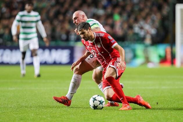 Glasgow, Scotland 31.10.2017, UEFA Champions League - 2017 18 Season, Gruppenphase - Gruppe B -4. Spieltag, Celtic Glasgow - FC Bayern Muenchen, Scott Brown (CFC) und Javier Martinez (FCB) im Zweikampf ( DeFodi048