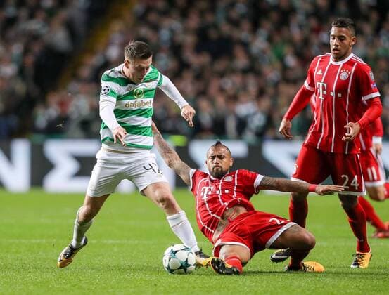 Glasgow, Scotland 31.10.2017, UEFA Champions League - 2017 18 Season, Gruppenphase - Gruppe B -4. Spieltag, Celtic Glasgow - FC Bayern Muenchen, Callum McGregor (CFC) Arturo Erasmo Vidal (FCB) im Zweikampf ( DeFodi048