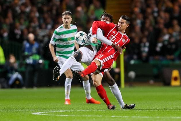 Glasgow, Scotland 31.10.2017, UEFA Champions League - 2017 18 Season, Gruppenphase - Gruppe B -4. Spieltag, Celtic Glasgow - FC Bayern Muenchen, Dedryck Boyata (CFC) und James David Rodríguez Rubio (FCB) im Zweikampf ( DeFodi048