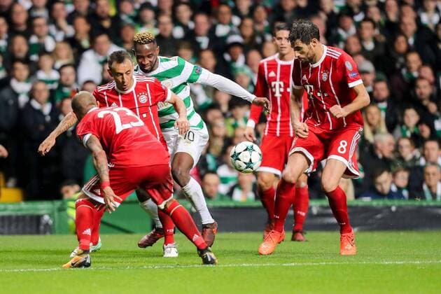 Glasgow, Scotland 31.10.2017, UEFA Champions League - 2017 18 Season, Gruppenphase - Gruppe B -4. Spieltag, Celtic Glasgow - FC Bayern Muenchen, Rafinha (FCB) Javier Martinez (FCB) und Moussa Dembele (CFC) im Zweikampf ( DeFodi048