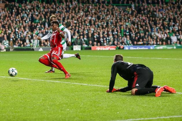 Glasgow, Scotland 31.10.2017, UEFA Champions League - 2017 18 Season, Gruppenphase - Gruppe B -4. Spieltag, Celtic Glasgow - FC Bayern Muenchen, David Alaba (FCB) und Moussa Dembele (CFC) im Zweikampf ( DeFodi048