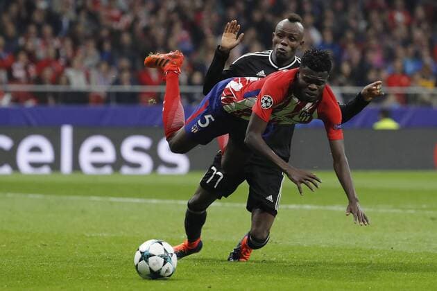 Bilder des Tages - SPORT Atletico de Madrid s Ghanian midfielder Thomas Partey (front) and Qarabag s Haitian Donald Guerrier vie for the ball during the UEFA Champions League groups phase match between Atletico de Madrid and Qarabag at the Wanda Metropolitano stadium in Madrid, Spain, 31 October 2017. Atletico de Madrid vs. Qarabag !ACHTUNG: NUR REDAKTIONELLE NUTZUNG!  Copyright: xJuanxCarlosxHidalgox MAD041 20171031-636450847306797312