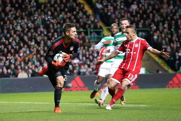 Torwart Sven Ulreich (FC Bayern Muenchen 26) Callum McGregor ( Celtic Glasgow 42 ) Rafinha (FC Bayern Muenchen 13), Celtic Glasgow vs FC Bayern Muenchen, Champions League, Fussball, 31.10.2017, Glasgow Copyright: xLanger Eibner-Pressefotox EP_HLR