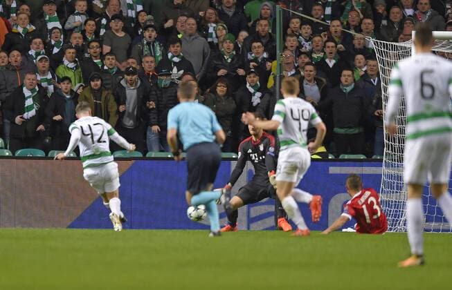 31.10.2017, Fussball UEFA Champions League 2017 2018, Gruppenphase, 4.Spieltag, Celtic Glasgow - FC Bayern München, im Celtic-Park Stadion Glasgow, Schottland. Torschuss durch Callum Mc Gregor (li, Celtic Glasgow) zum 1:1 Ausgleich, Torwart Sven Ulreich (FC Bayern München) ohne Chance.