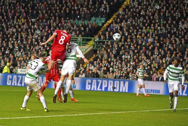 Bilder des Tages - SPORT 31.10.2017, Fussball UEFA Champions League 2017 2018, Gruppenphase, 4.Spieltag, Celtic Glasgow - FC Bayern München, im Celtic-Park Stadion Glasgow, Schottland. Kopfballtor zum 2:1 Führungstreffer von Javi Martinez mitte oben, (FC Bayern München) gegen Nir Bitton (Celtic Glasgow).