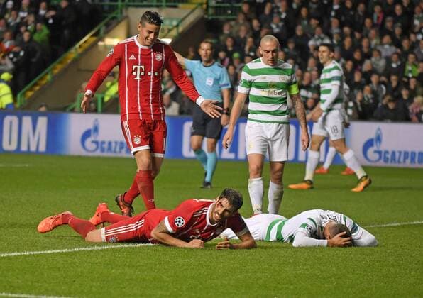 31.10.2017, Fussball UEFA Champions League 2017 2018, Gruppenphase, 4.Spieltag, Celtic Glasgow - FC Bayern München, im Celtic-Park Stadion Glasgow, Schottland. Nach seinem Tor zum 2:1 liegt Javi Martinez (li, FC Bayern München) mit blutender Kopfverletzung am Boden.