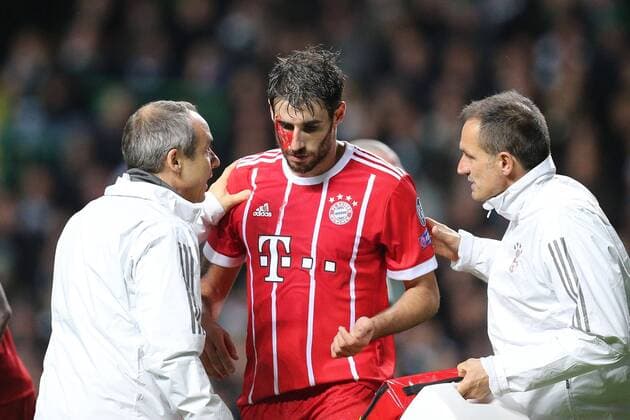 l-r: Mannschaftsarzt Dr. Volker Braun (FC Bayern Muenchen) behandelt Javi Martinez 8 (FC Bayern Muenchen) am Auge, Blut, Celtic Glasgow vs. FC Bayern Muenchen, Fussball, Vorrunde, Champions League, 31.10.2017 Glasgow Glasgow Schottland