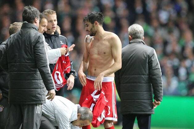 Javi Martinez 8 (FC Bayern Muenchen) bekommt ein neues trikot und spielt weiter, Celtic Glasgow vs. FC Bayern Muenchen, Fussball, Vorrunde, Champions League, 31.10.2017 Glasgow Glasgow Schottland
