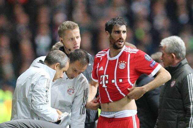Javi Martinez 8 (FC Bayern Muenchen) bekommt ein neues trikot und spielt weiter, Celtic Glasgow vs. FC Bayern Muenchen, Fussball, Vorrunde, Champions League, 31.10.2017 Glasgow Glasgow Schottland