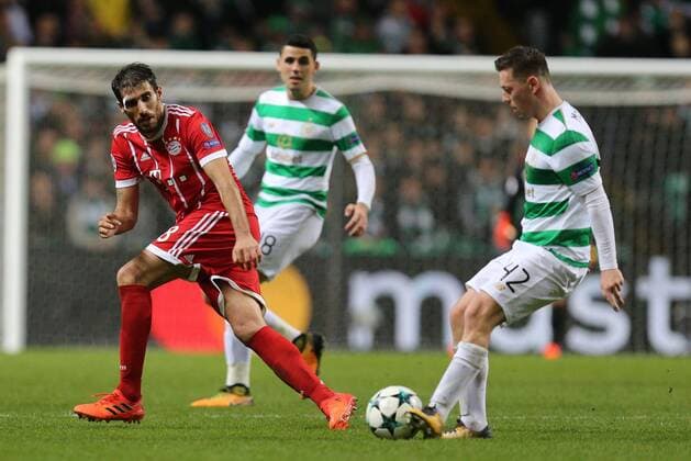 l-r: im Zweikampf, Aktion, mit Javi Martinez 8 (FC Bayern Muenchen) und Callum McGregor 42 (Celtic Glasgow), Celtic Glasgow vs. FC Bayern Muenchen, Fussball, Vorrunde, Champions League, 31.10.2017 Glasgow Glasgow Schottland