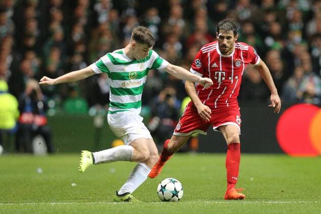 l-r: im Zweikampf, Aktion, mit Kieran Tierney 63 (Celtic Glasgow) und Javi Martinez 8 (FC Bayern Muenchen) mit verletztung, Celtic Glasgow vs. FC Bayern Muenchen, Fussball, Vorrunde, Champions League, 31.10.2017 Glasgow Glasgow Schottland