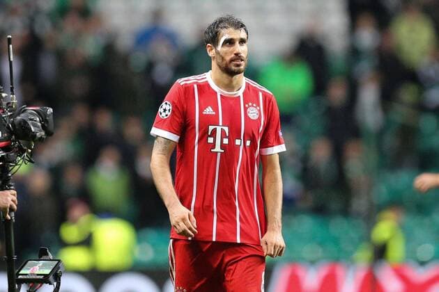 Schlusspfiff, Javi Martinez 8 (FC Bayern Muenchen) auf dem Weg zum Bayern Fanblock, Celtic Glasgow vs. FC Bayern Muenchen, Fussball, Vorrunde, Champions League, 31.10.2017 Glasgow Glasgow Schottland