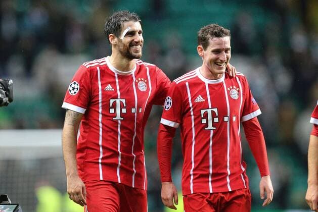 Schlusspfiff, Javi Martinez 8 (FC Bayern Muenchen) und Sebastian Rudy 19 (FC Bayern Muenchen) auf dem Weg zum Bayern Fanblock, Celtic Glasgow vs. FC Bayern Muenchen, Fussball, Vorrunde, Champions League, 31.10.2017 Glasgow Glasgow Schottland