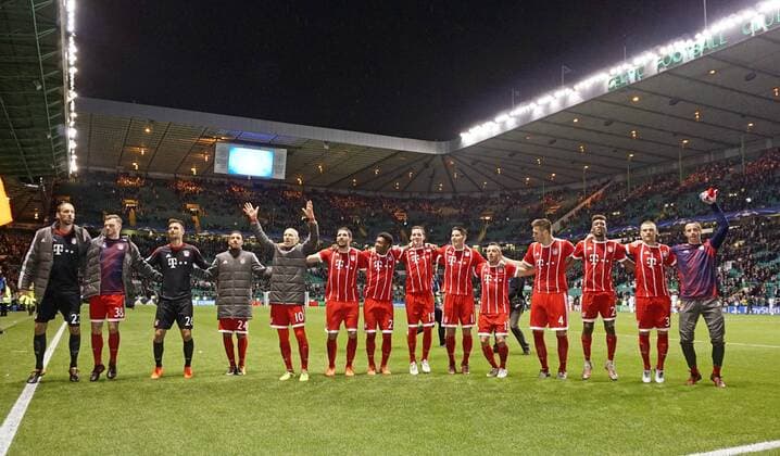Bilder des Tages - SPORT 31.10.2017, Fussball UEFA Champions League 2017 2018, Gruppenphase, 4.Spieltag, Celtic Glasgow - FC Bayern München, im Celtic-Park Stadion Glasgow, Schottland. Schlussjubel der Bayernspieler nach dem Sieg und dem Einzug in das Achtelfinale der Championsleague.