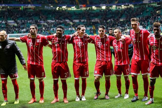 die Spieler feiern ihren Sieg im Bayern Fanblock, l-r: Arjen Robben 10 (FC Bayern Muenchen), Javi Martinez 8 (FC Bayern Muenchen), David Alaba 27 (FC Bayern Muenchen), Sebastian Rudy 19 (FC Bayern Muenchen), James Rodriguez 11 (FC Bayern Muenchen) , Rafinha 13 (FC Bayern Muenchen), Niklas Suele 4 (FC Bayern Muenchen), Kingsley Coman 29 (FC Bayern Muenchen), Celtic Glasgow vs. FC Bayern Muenchen, Fussball, Vorrunde, Champions League, 31.10.2017 Glasgow Glasgow Schottland