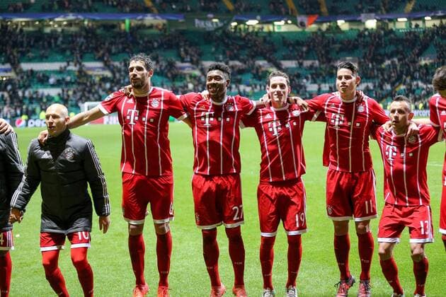 die Spieler feiern ihren Sieg im Bayern Fanblock, l-r: Arjen Robben 10 (FC Bayern Muenchen), Javi Martinez 8 (FC Bayern Muenchen), David Alaba 27 (FC Bayern Muenchen), Sebastian Rudy 19 (FC Bayern Muenchen), James Rodriguez 11 (FC Bayern Muenchen) , Rafinha 13 (FC Bayern Muenchen), Celtic Glasgow vs. FC Bayern Muenchen, Fussball, Vorrunde, Champions League, 31.10.2017 Glasgow Glasgow Schottland