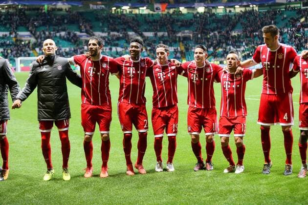 Themen der Woche - SPORT Bilder des Tages - SPORT die Spieler feiern ihren Sieg im Bayern Fanblock, l-r: Arjen Robben 10 (FC Bayern Muenchen), Javi Martinez 8 (FC Bayern Muenchen), David Alaba 27 (FC Bayern Muenchen), Sebastian Rudy 19 (FC Bayern Muenchen), James Rodriguez 11 (FC Bayern Muenchen) , Rafinha 13 (FC Bayern Muenchen), Niklas Suele 4 (FC Bayern Muenchen), Celtic Glasgow vs. FC Bayern Muenchen, Fussball, Vorrunde, Champions League, 31.10.2017 Glasgow Glasgow Schottland