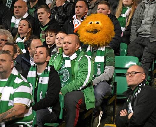 31.10.2017, Fussball UEFA Champions League 2017 2018, Gruppenphase, 4.Spieltag, Celtic Glasgow - FC Bayern München, im Celtic-Park Stadion Glasgow, Schottland. Frus bei den Celtic-Anhängern, auch eine lustige Maske hilft nicht dagegen.