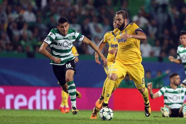 October 31, 2017 - Lisbon, Portugal - Juventus Argentine forward Gonzalo Higuain (R ) vies with Sporting s midfielder Rodrigo Battaglia from Argentina during the UEFA Champions League football match Sporting CP vs Juventus at the Alvalade stadium in Lisbon, Portugal on October 31, 2017. Sporting CP v Juventus - UEFA Champions League  - ZUMAn230 20171031_zaa_n230_371 Copyright: xPedroxFiuzax