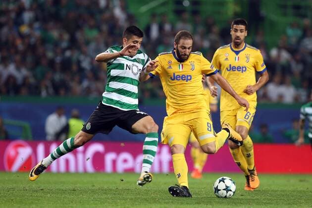 October 31, 2017 - Lisbon, Portugal - Juventus Argentine forward Gonzalo Higuain (R ) vies with Sporting s midfielder Rodrigo Battaglia from Argentina during the UEFA Champions League football match Sporting CP vs Juventus at the Alvalade stadium in Lisbon, Portugal on October 31, 2017. Sporting CP v Juventus - UEFA Champions League  - ZUMAn230 20171031_zaa_n230_379 Copyright: xPedroxFiuzax