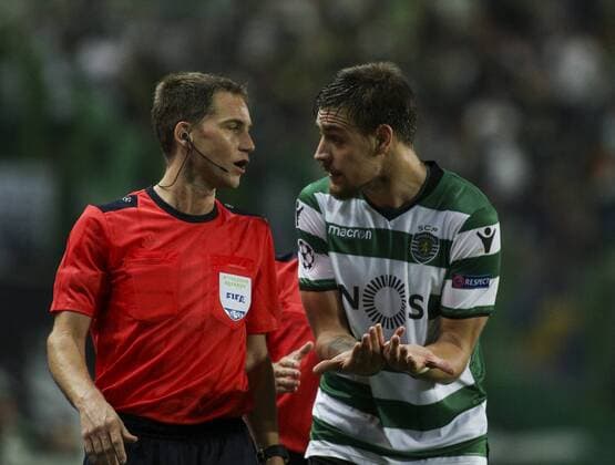 Bilder des Tages - SPORT October 31, 2017 - Lisbon, Portugal - Sporting s defender Sebastian Coates (R) argues with the assistant referee during the Champions League football match between Sporting CP and Juventus FC at Jose Alvalade Stadium in Lisbon on October 31, 2017. Sporting CP v Juventus - UEFA Champions League  - ZUMAn230 20171031_zaa_n230_477 Copyright: xCarlosxCostax