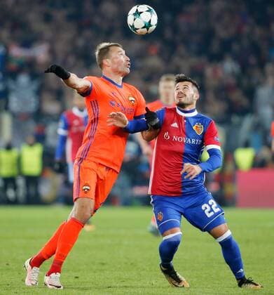 31.10.2017 St Jakob Park Basel , SCHWEIZ , Herren Fussball UEFA Champions League Qualifikation FC Basel - ZSKA Moskau Aleksei Berezutski (li,Moskau) gegen Albian Ajeti (FC Basel)