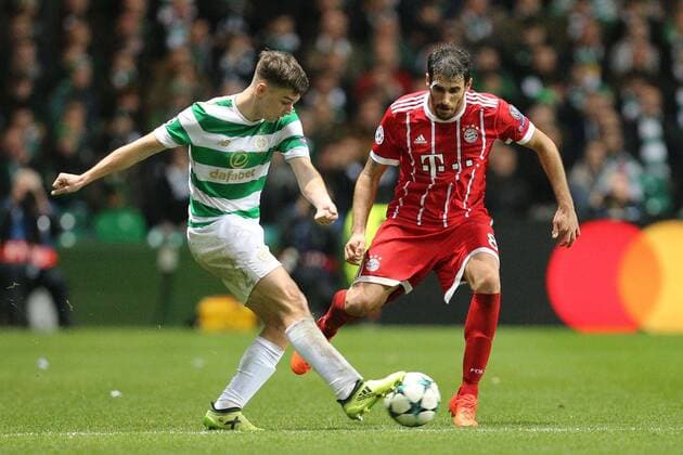 l-r: im Zweikampf, Aktion, mit Kieran Tierney 63 (Celtic Glasgow) und Javi Martinez 8 (FC Bayern Muenchen), Celtic Glasgow vs. FC Bayern Muenchen, Fussball, Vorrunde, Champions League, 31.10.2017 Glasgow Glasgow Schottland