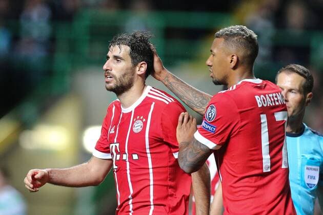 l-r: Javi Martinez 8 (FC Bayern Muenchen) wird von Jerome Boateng 17 (FC Bayern Muenchen) ueber den Kopf gestreichelt, Celtic Glasgow vs. FC Bayern Muenchen, Fussball, Vorrunde, Champions League, 31.10.2017 Glasgow Glasgow Schottland
