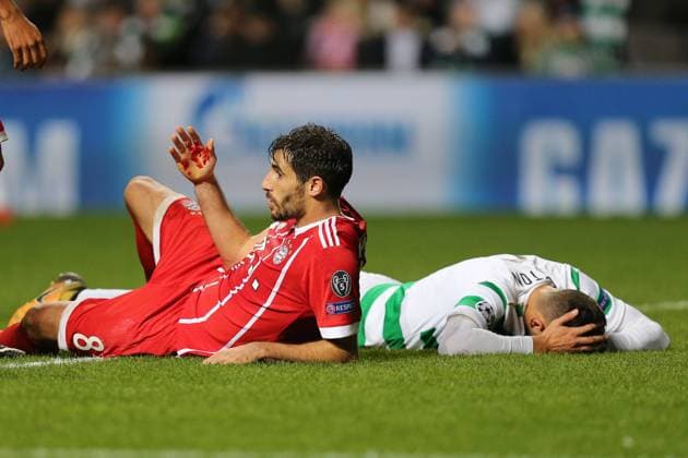 l-r: Javi Martinez 8 (FC Bayern Muenchen) und Nir Bitton 6 (Celtic Glasgow) liegen verletzt am Boden, Celtic Glasgow vs. FC Bayern Muenchen, Fussball, Vorrunde, Champions League, 31.10.2017 Glasgow Glasgow Schottland