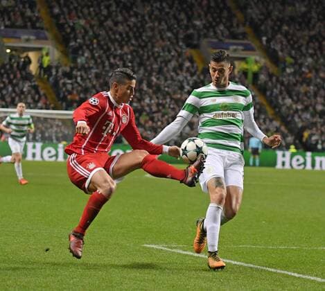 31.10.2017, Fussball UEFA Champions League 2017 2018, Gruppenphase, 4.Spieltag, Celtic Glasgow - FC Bayern München, im Celtic-Park Stadion Glasgow, Schottland. v.li: James Rodriguez (FC Bayern München) gegen Nir Bitton (Celtic Glasgow).