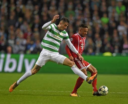 31.10.2017, Fussball UEFA Champions League 2017 2018, Gruppenphase, 4.Spieltag, Celtic Glasgow - FC Bayern München, im Celtic-Park Stadion Glasgow, Schottland. v.li: Nir Bitton (Celtic Glasgow) gegen Corentin Tolisso (FC Bayern München).