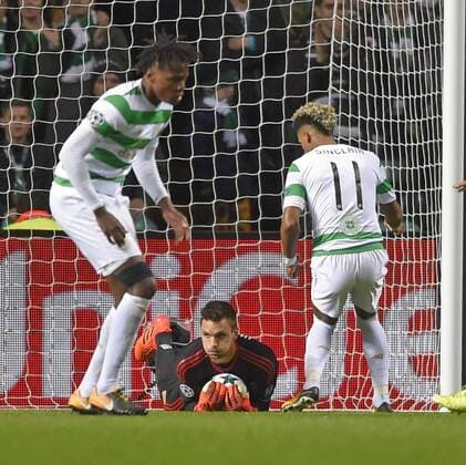 31.10.2017, Fussball UEFA Champions League 2017 2018, Gruppenphase, 4.Spieltag, Celtic Glasgow - FC Bayern München, im Celtic-Park Stadion Glasgow, Schottland. Torwart Sven Ulreich (FC Bayern München) hat den Ball sicher.
