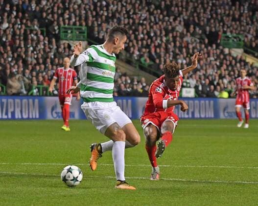 31.10.2017, Fussball UEFA Champions League 2017 2018, Gruppenphase, 4.Spieltag, Celtic Glasgow - FC Bayern München, im Celtic-Park Stadion Glasgow, Schottland. Torschuss Kingsley Coman (re, Bayern München) zum 1:0.