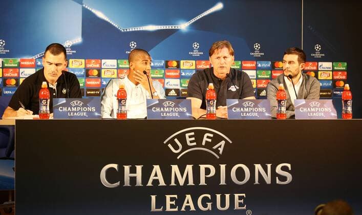 Porto - RB Leipzig PK Champions League Porto, 31.10.2017, Estadio do Dragao, Fussball, UEFA Champions League, Gruppe G, 4.Spieltag, Pressekonferenz am Vortag des Spiels FC Porto vs. RB Leipzig , Im Bild v.l.: Portugisischer Übersetzer, Bernardo Fernandes da Silva (Leipzig), Trainer Ralph Hasenhüttl Hasenhuettl (RB Leipzig) und Benjamin Ippoliti (RB Leipzig Pressesprecher). ,