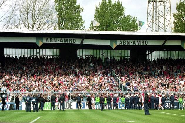 AMSTERDAM, seizoen 1995 1996 , 28-04-1996 Stadion de Meer, Ajax - Willem II 5-1. Kampioenswedstrijd van Ajax. Tevens laatste wedstrijd in de Meer. Spelers maken ereronde langs de Reynoldstribune ajax 1996 kampioen