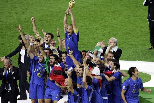 berlijn , 09-07-2006 finale italie - frankrijk 1-1 italie wereldkampioen na penalties italie fabio cannavaro houdt beker hoog italie -frankrijk *** Berlin 09 07 2006 final Italy France 1 1 Italy world champion after penalties Italy Fabio cannavaro keeps Cup high Italy France 