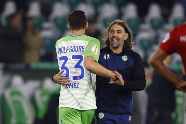 25.10.2017, Volkswagen Arena, Wolfsburg, GER, DFB POKAL, 2. Runde, VfL Wolfsburg vs Hannover 96, im Bild Mario Gomez (33, Wolfsburg) und Martin Schmidt (Trainer, Wolfsburg) freuen sich nach dem Sieg gegen Hannover VfL Wolfsburg vs Hannover 96