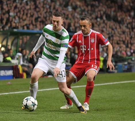 31.10.2017, Fussball UEFA Champions League 2017 2018, Gruppenphase, 4.Spieltag, Celtic Glasgow - FC Bayern München, im Celtic-Park Stadion Glasgow, Schottland. Callum Mc Gregor (Celtic Glasgow) gegen Rafinha (FC Bayern München)