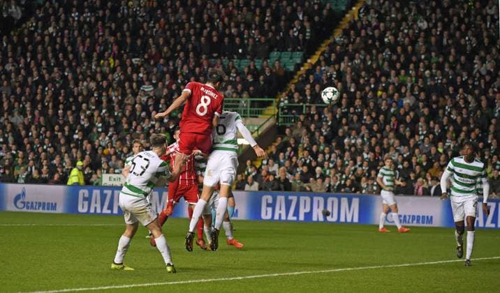 31.10.2017, Fussball UEFA Champions League 2017 2018, Gruppenphase, 4.Spieltag, Celtic Glasgow - FC Bayern München, im Celtic-Park Stadion Glasgow, Schottland. Kopfballtor zum 2:1 Siegtreffer von Javi Martinez (mitte, FC Bayern München) gegen Nir Bitton (Celtic Glasgow).